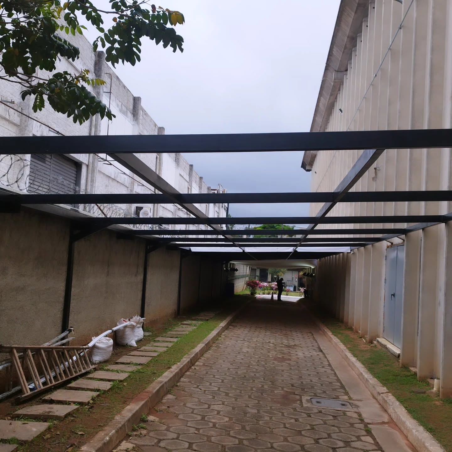 Outra vista da cobertura metálica da SC Reformas
